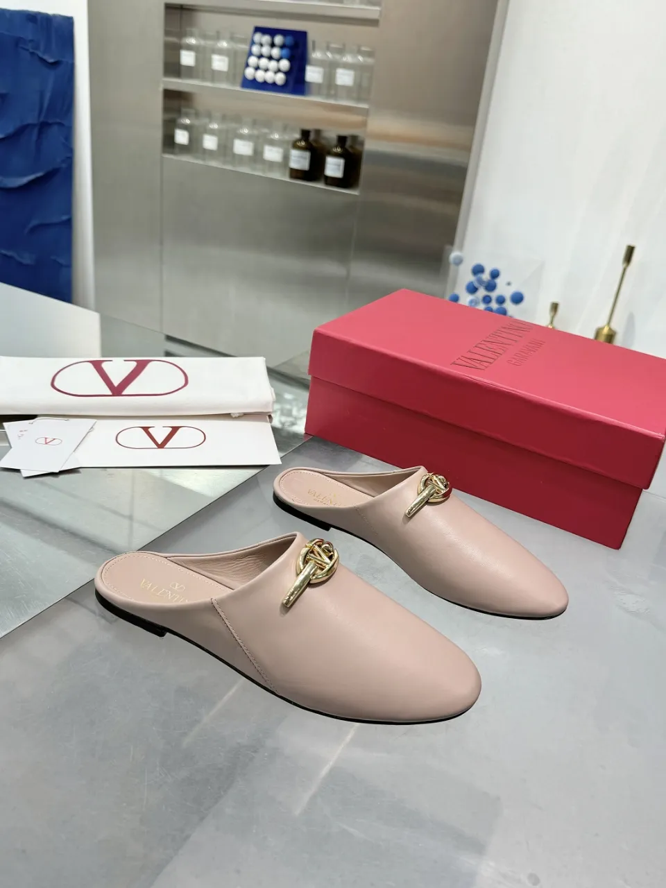 👟👟Ex-factory price 520👟👟 Valentino’s hottest new product in 2025, the new slippers are also easy to wear...😈😈😈 The latest logo buckle Perfectly combined with sexiness❤️‍🔥❤️‍🔥❤️‍🔥❤️‍🔥It is simply the pinnacle of summer fashion💖💖💖💖Original replica Outsole: Italian genuine leather outsole Heel height: Flat heel Size: 35-39 (40 41 42 customization is non-returnable and non-exchangeable)